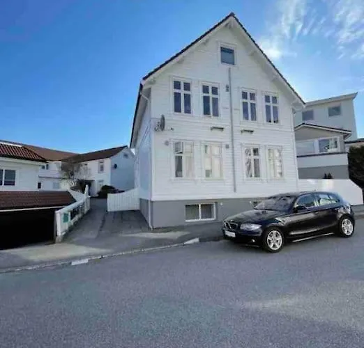 Bjorn's Sanctuary - City Center Apartament