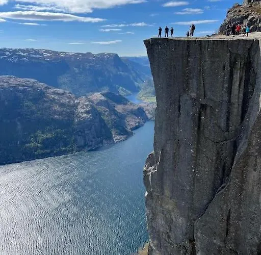 Bjorn's Sanctuary - City Center Apartament *