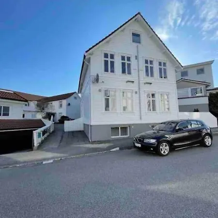 Bjorn's Sanctuary - City Center Apartment